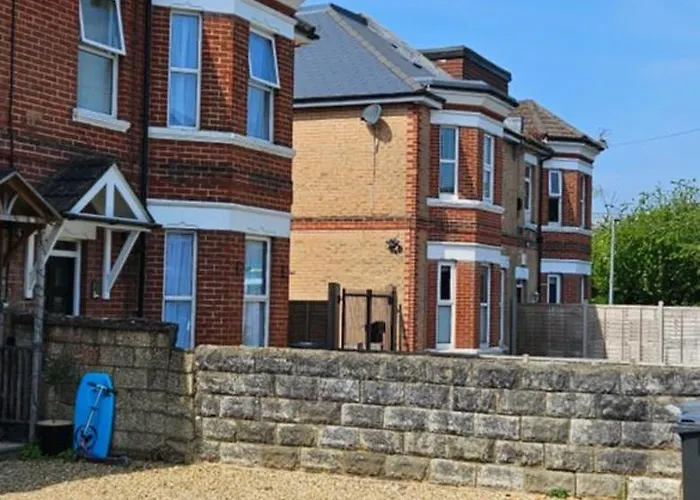 Bournemouth Town Walk To Beach Train Bus Clubs Night Life Parking Kitchen Tv Etc