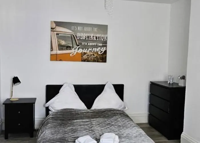 Bournemouth Town Walk To Beach Train Bus Clubs Night Life Parking Kitchen Tv Etc