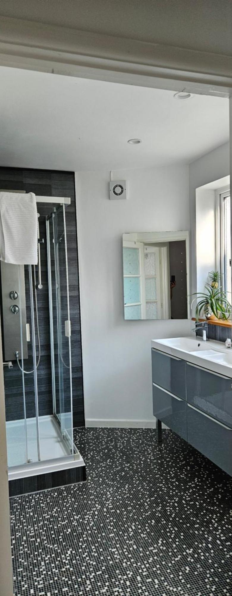 Apartment Town Walk To Train Bus Clubs Night Life Parking Kitchen Tv Etc *