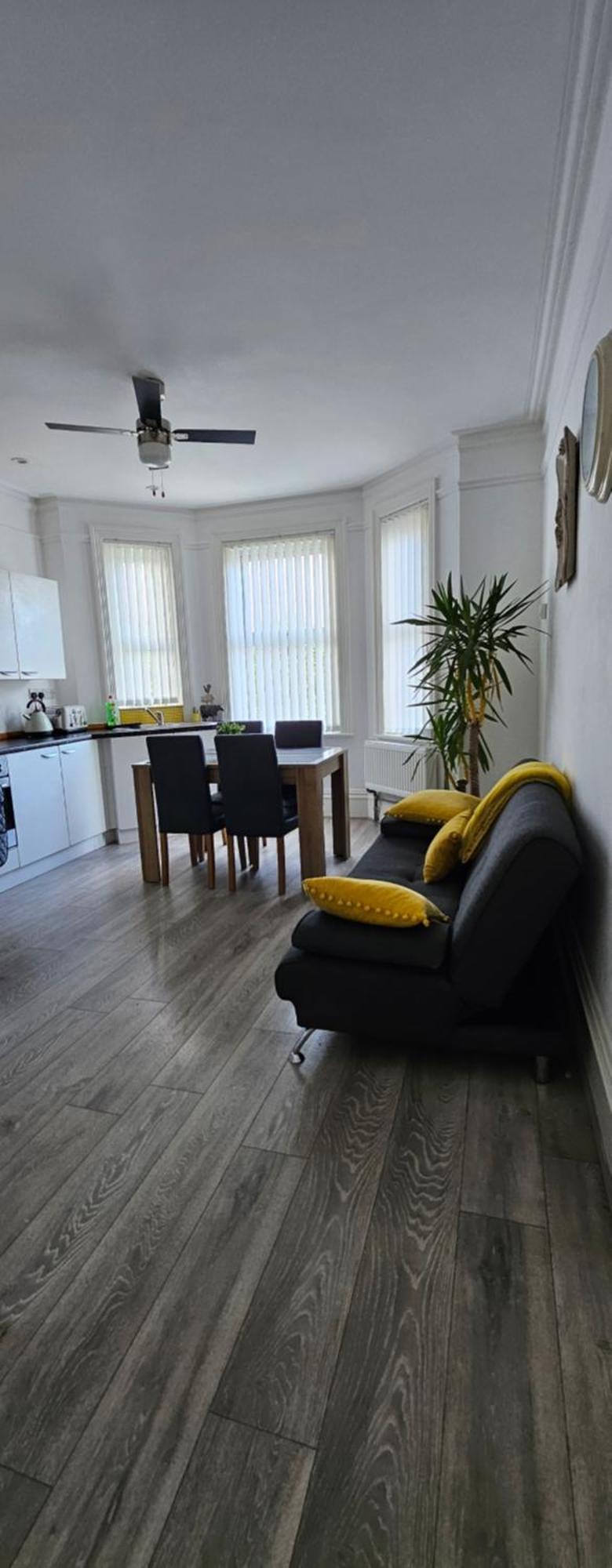 Apartment Town Walk To Train Bus Clubs Night Life Parking Kitchen Tv Etc *